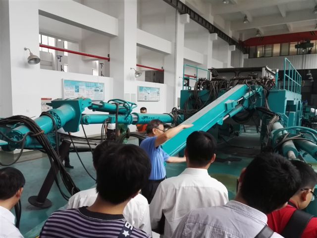 白发银丝映日月，丹心热血沃新花