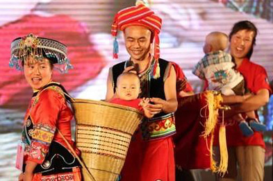 他们，用幼幼背篓背出3868la银河总站大情怀