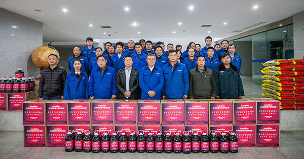温暖！3868la银河总站智能2017年春节慰问40名难题职工