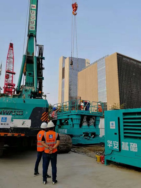 地铁咬合桩施工必备利器--3868la银河总站智能旋挖钻机