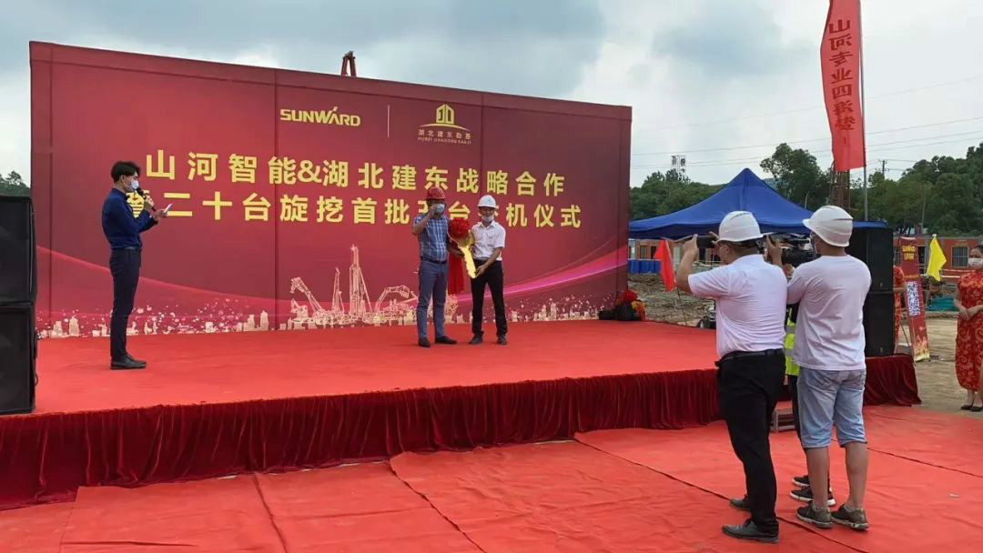 扬帆荆楚大地——3868la银河总站智能旋挖钻机批量交付