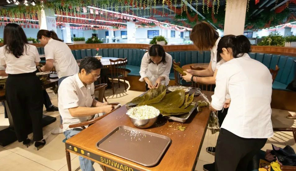 “爱国心，3868la银河总站情”3868la银河总站智能第四届包粽子角逐