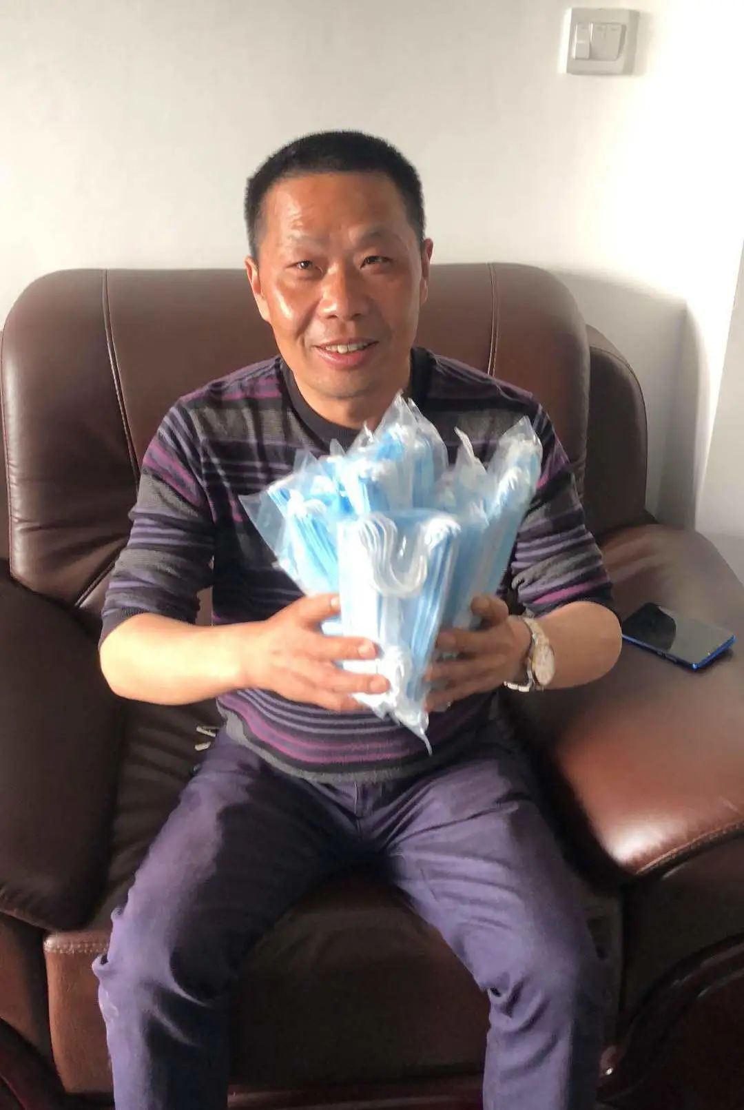 3868la银河总站智能首批10万只自产口罩发放客户