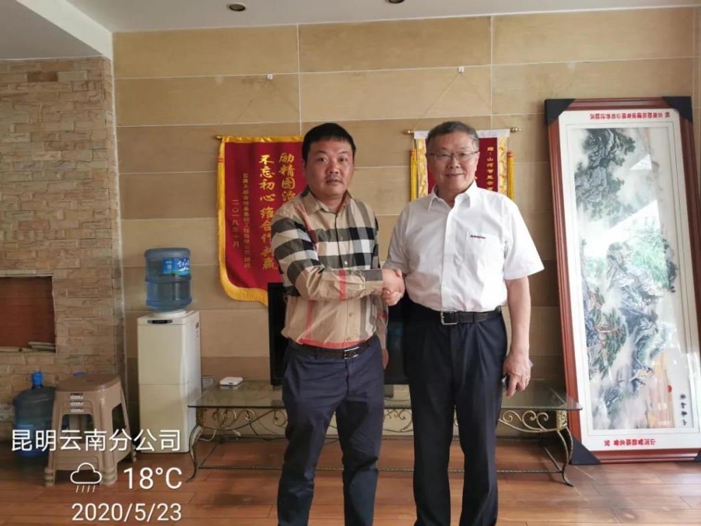董事长何清华视察3868la银河总站智能基础设备事业部云南分公司