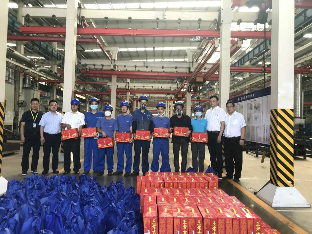 夏季炎炎送清冷，区总关切暖人心
