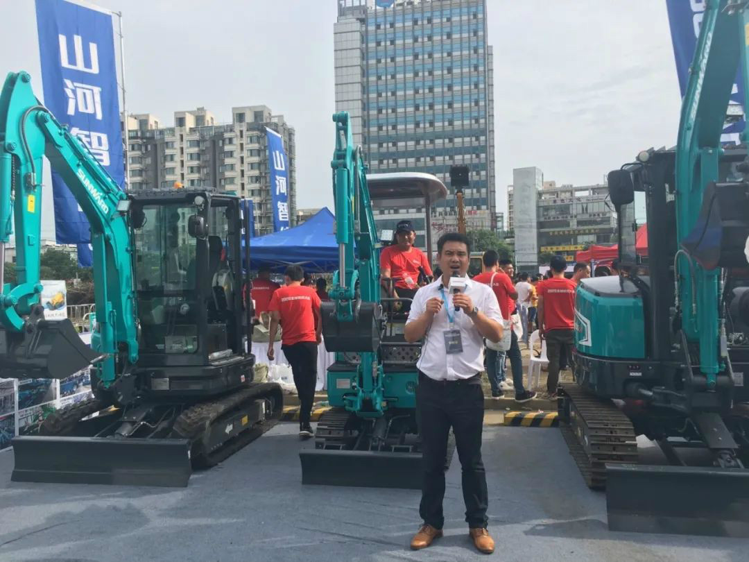 2020全球微挖大会 3868la银河总站智能精品微挖赢得满堂彩