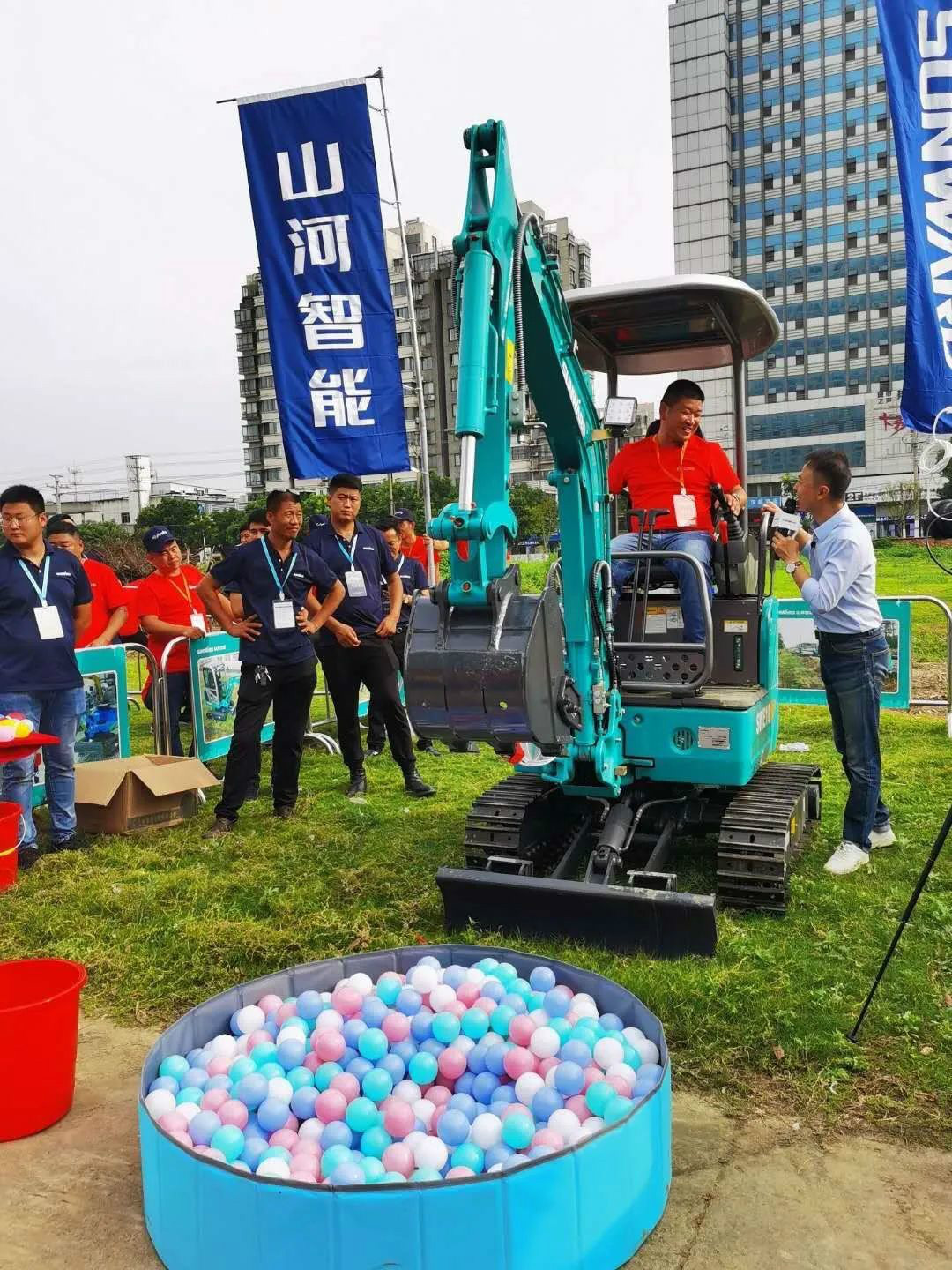 2020全球微挖大会 3868la银河总站智能精品微挖赢得满堂彩