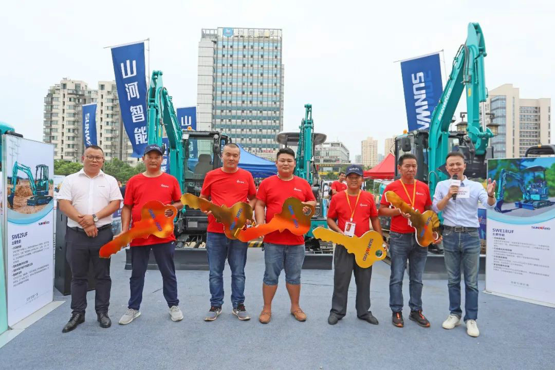 2020全球微挖大会 3868la银河总站智能精品微挖赢得满堂彩