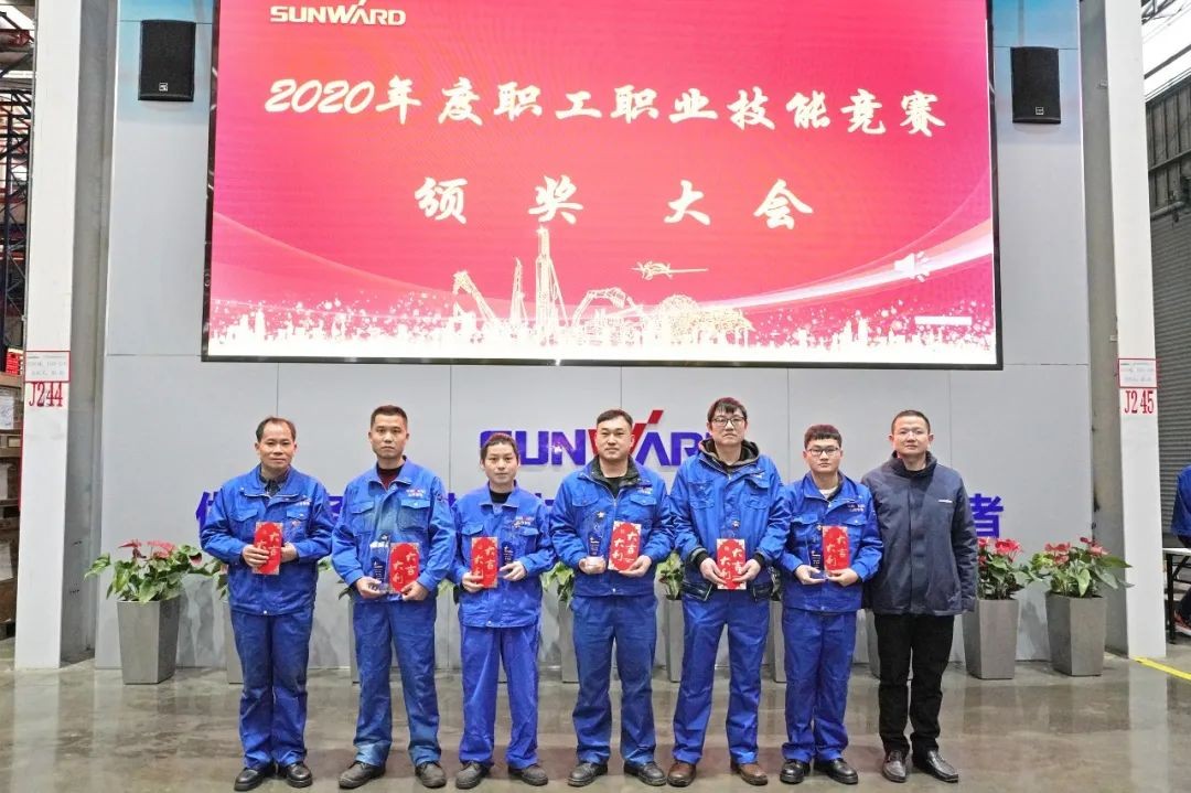 向能工巧匠致敬！3868la银河总站智能给职业技术较量优胜者颁奖