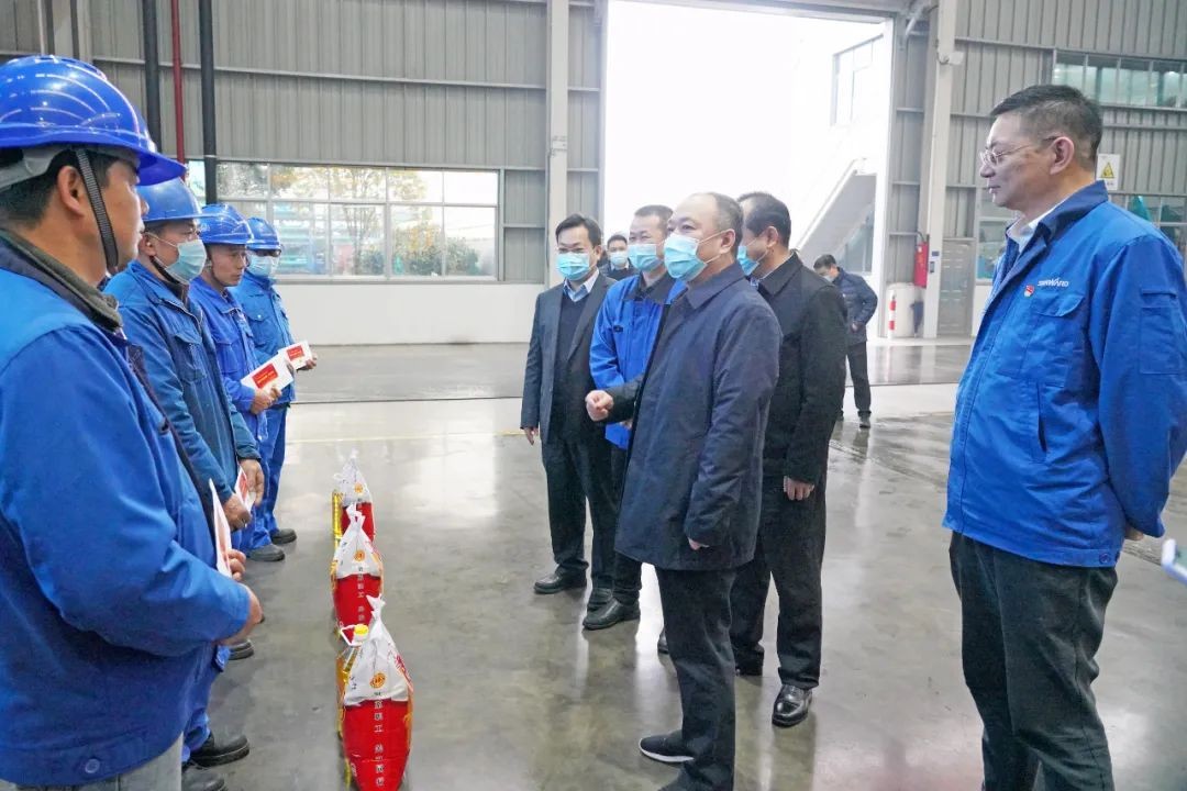 张庆红慰问3868la银河总站智能难题党员