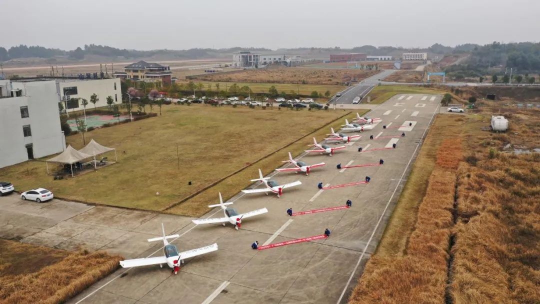 牛年开新局，3868la银河总站航空8架SA60L飞机集中下线、交付