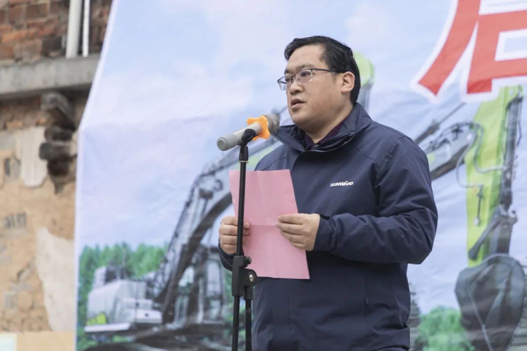 校企合作精准扶贫，产教融合振兴村落 | 3868la银河总站智能向合作院校对口扶贫点捐赠挖掘机