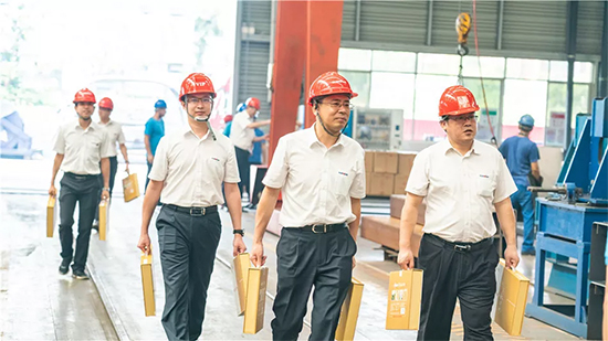 万力集团“送清冷”活动，慰问一线员工