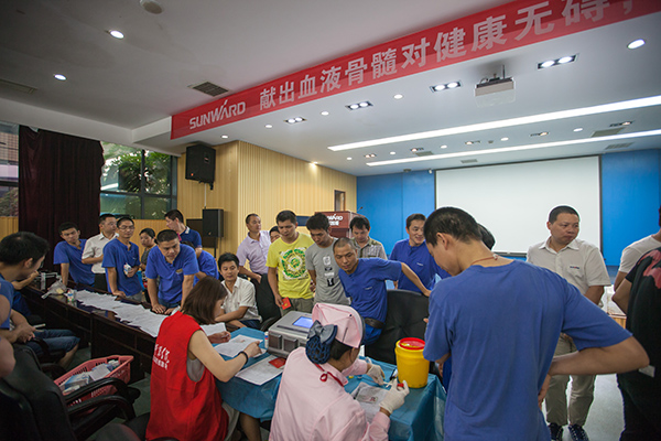 3868la银河总站智能百余员工 冒雨争相献血