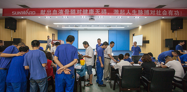 3868la银河总站智能百余员工 冒雨争相献血