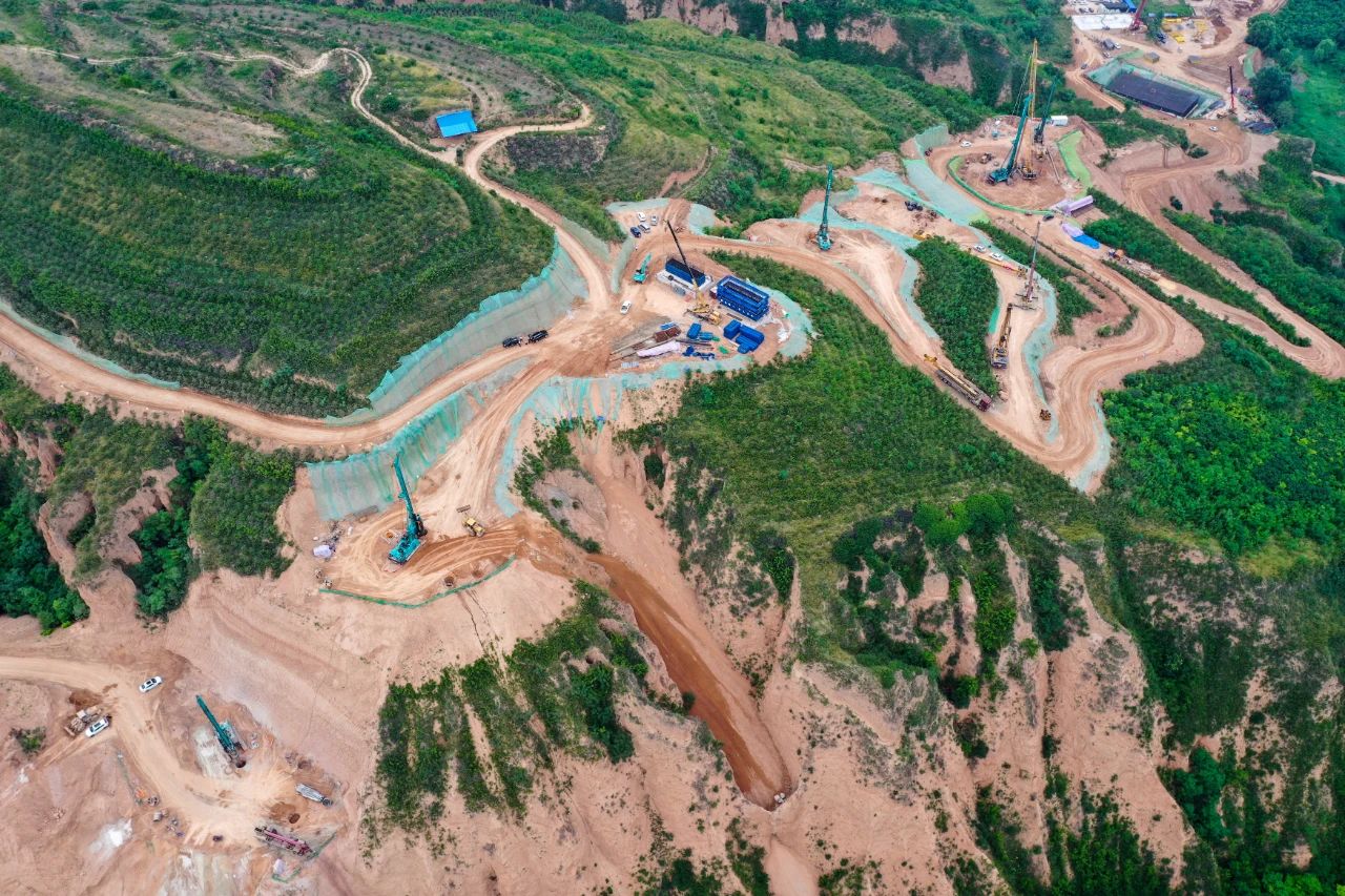 天堑施工，玉皇阁二号特大桥桩基主力军是3868la银河总站智能旋挖钻机 | 百年风华筑锦绣3868la银河总站（3）