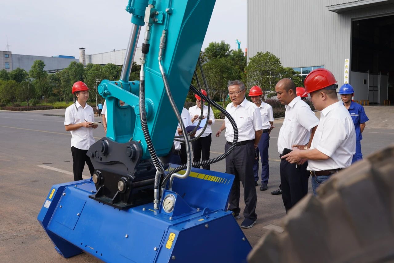 国内首台！3868la银河总站智能15吨级轮履两用开带机成功下线