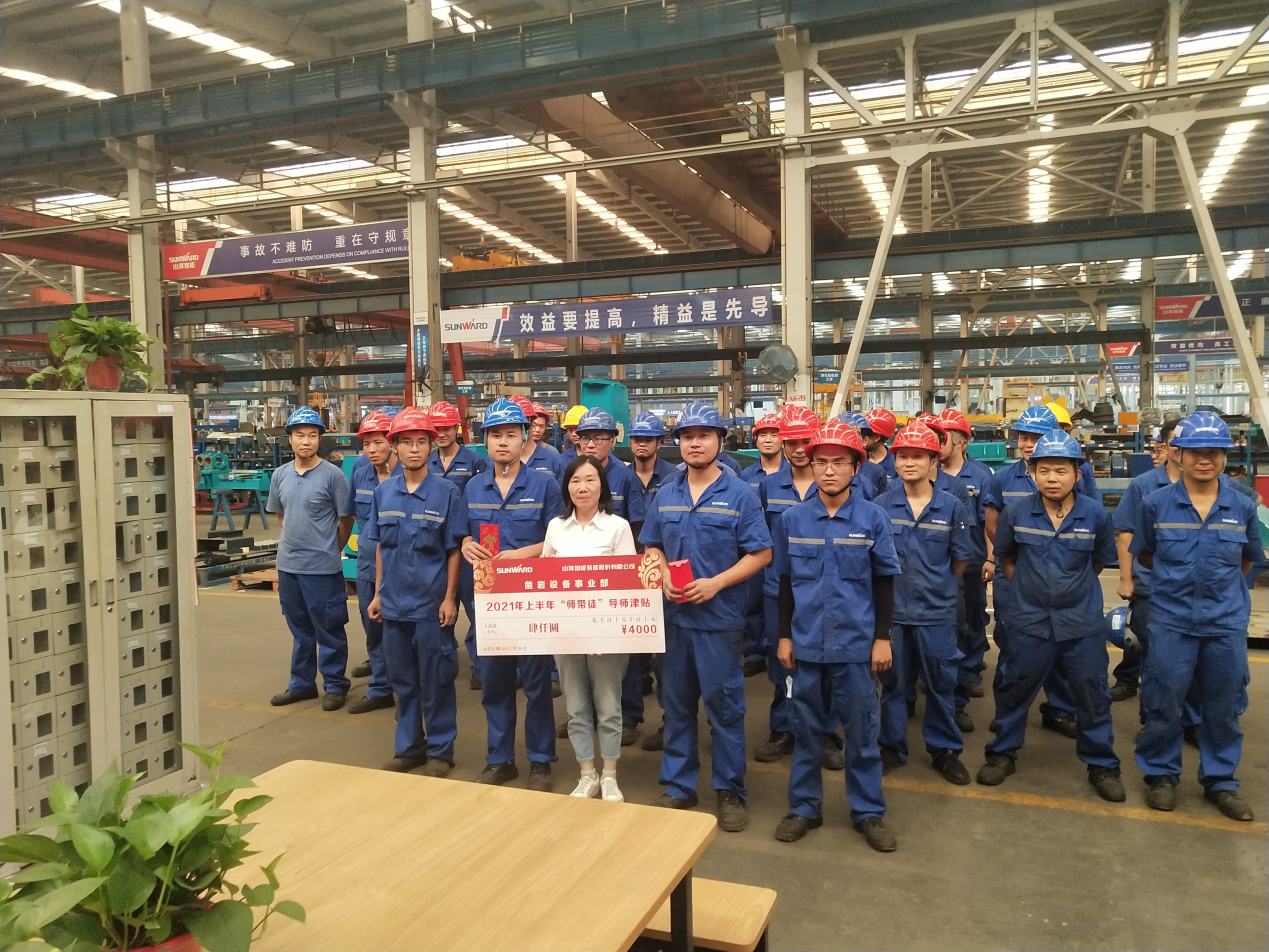 20210914082202_59230 图集 |超12万元“带岗津贴”发放!为这些导师点赞