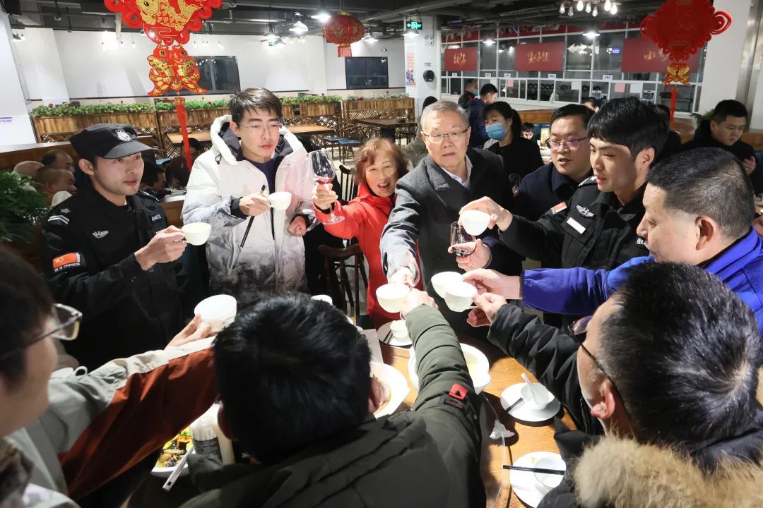 20220203181536_63315 3868la银河总站智能董事长何清华与留厂员工一路过大年!