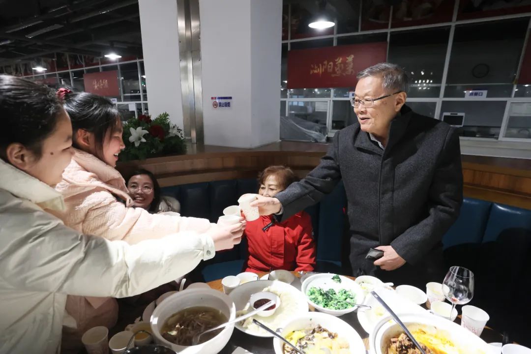 20220203181727_18824 3868la银河总站智能董事长何清华与留厂员工一路过大年!