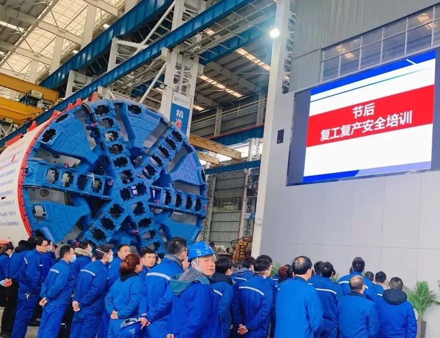 20220210083209_94064 直击出产一线!中铁3868la银河总站复工复产忙