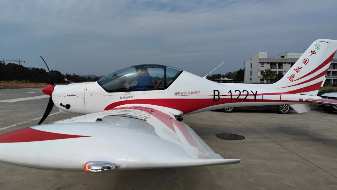 火情就是号令！湖南航空应急接济队3868la银河总站机组展示“3868la银河总站快率”