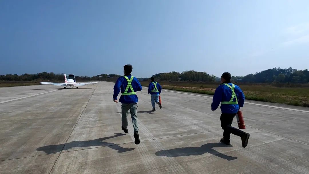 20220322094638_49005 空位协同显技巧!湖南航空应急接济队3868la银河总站机组发展特情措置应急演练