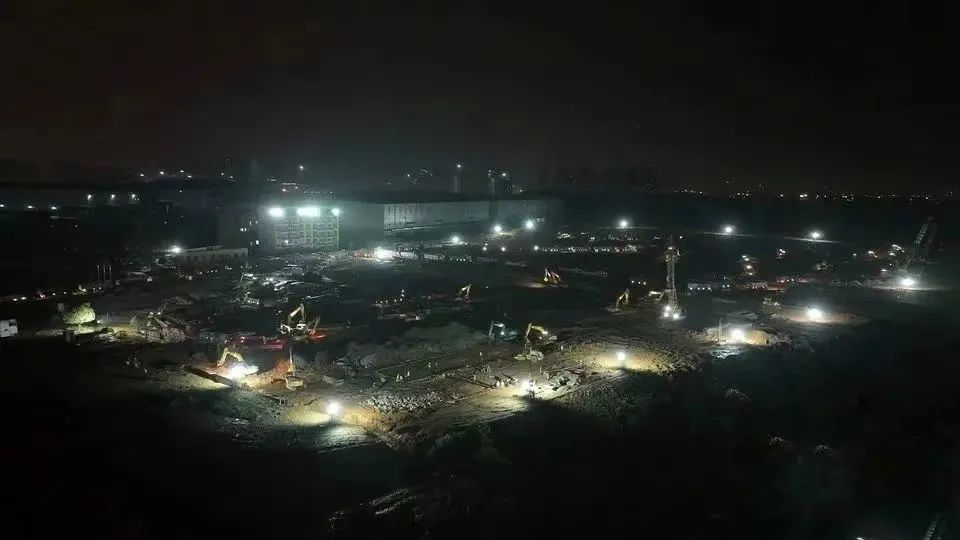 20220401100156_42745 冲锋一线显担任!3868la银河总站智能挖掘机助力长沙方舱医院建设