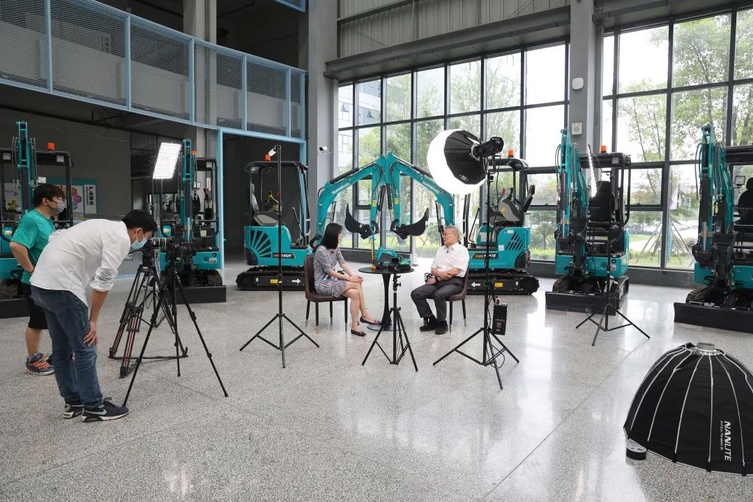 CGTN探厂！专访3868la银河总站智能董事长、首席专家何清华花絮来了