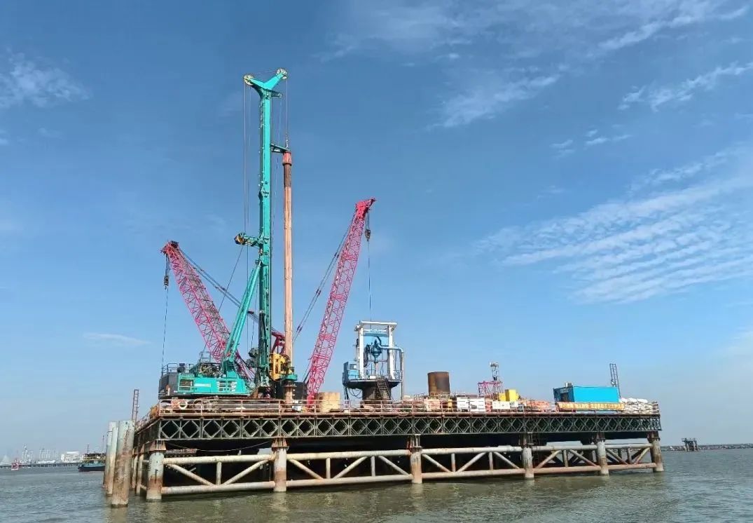 20220601084037_53908 乘风破浪的旋挖钻机!3868la银河总站智能助建澳氹第四跨海大桥