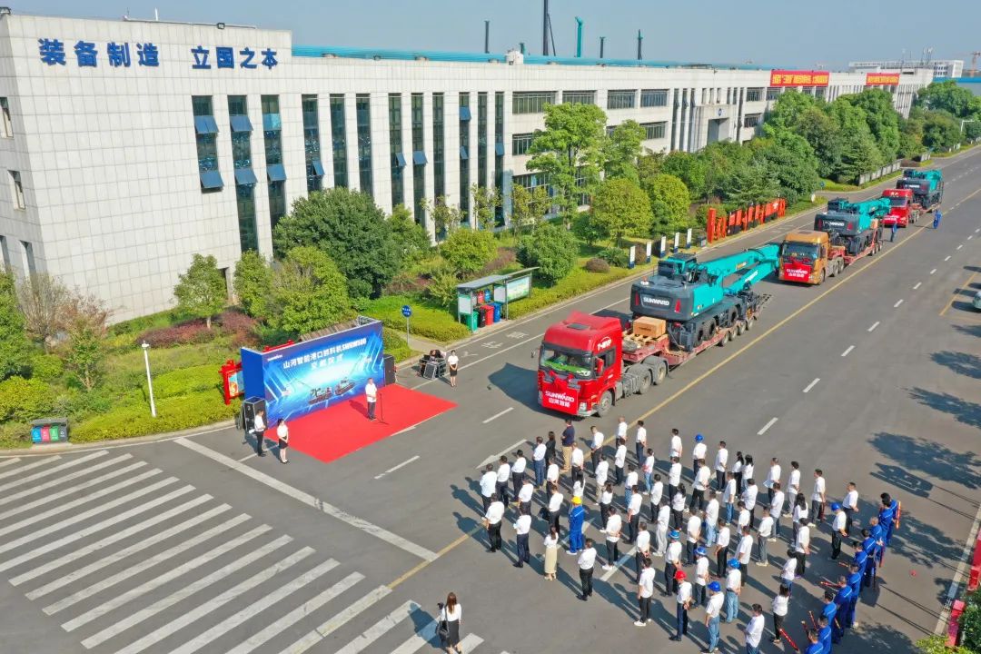 20220920095945_33763 携手山东汇诚助力我国港口建设!3868la银河总站智能港口抓料机成功批量交付
