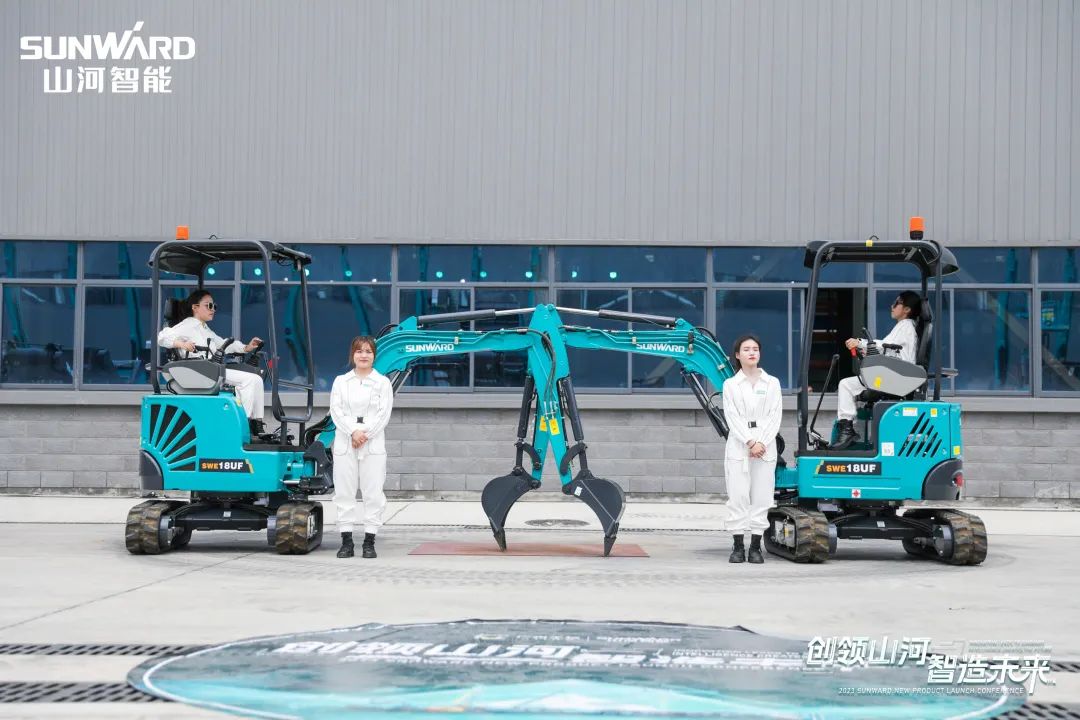 20230517084304_42601 精品出击、互动不休!3868la银河总站智能F系列挖掘机闪灼长沙展