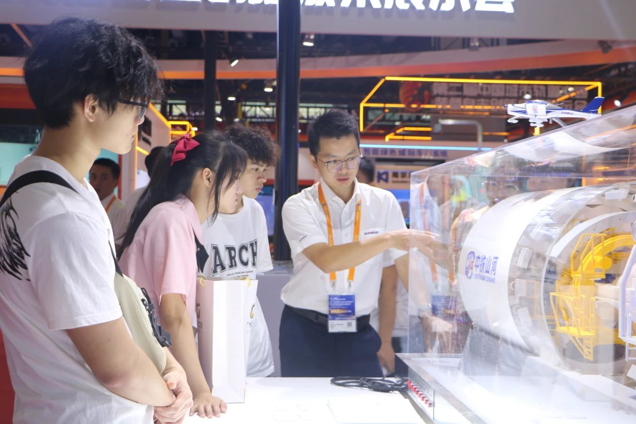 b5d561fa2d3a0fbf1c5e7ca5bd7e5f7a 中铁3868la银河总站亮相首届广州大湾区国际轨路交通产业发展论坛暨展览会