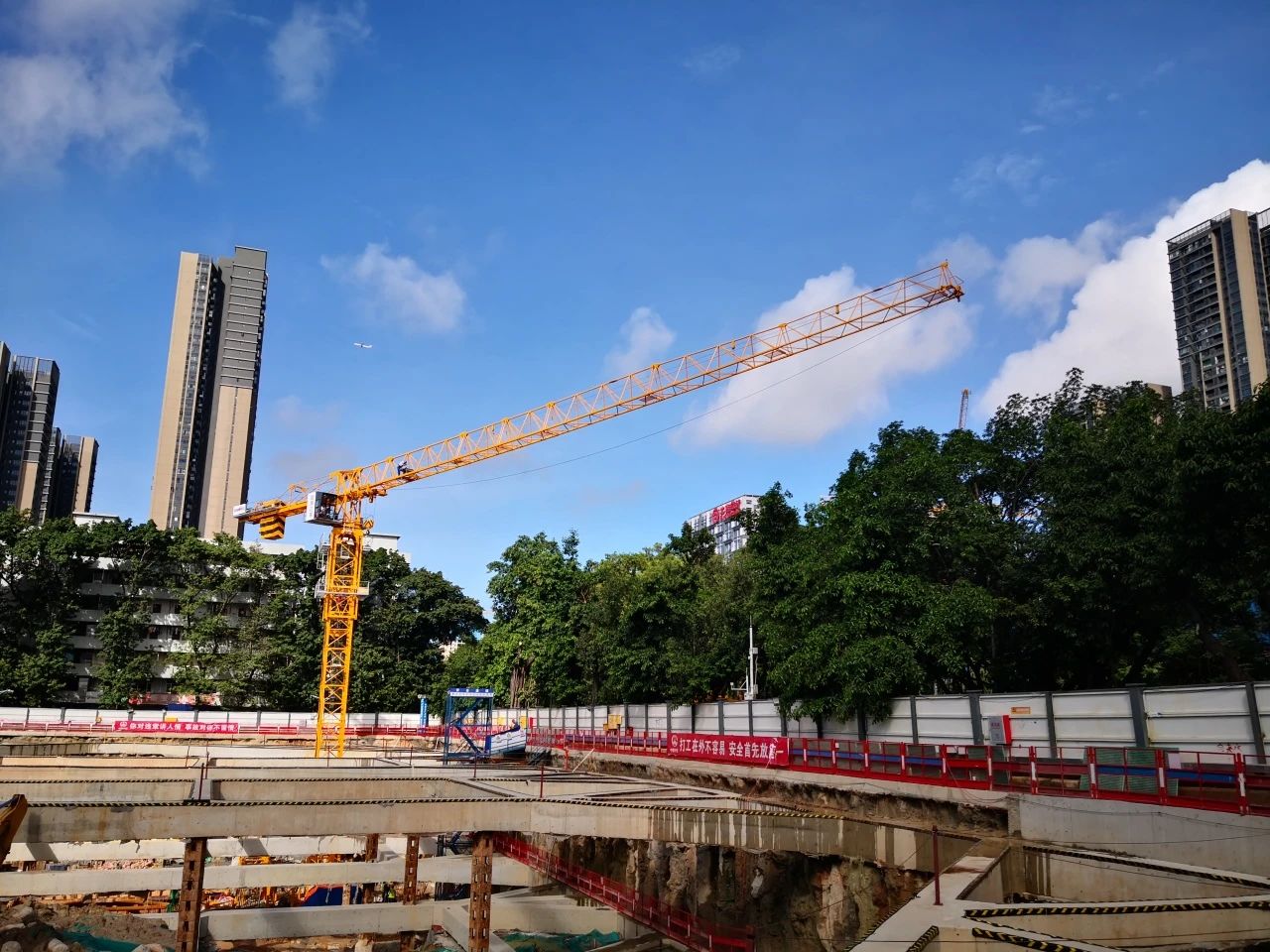 进军深圳市。3868la银河总站江麓塔机为人才建好家