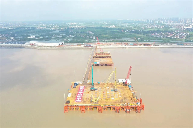 20230814143023_22140 再战世界级工程!3868la银河总站智能超等旋挖钻机SWDM800H助建杭州湾跨海铁路桥项目