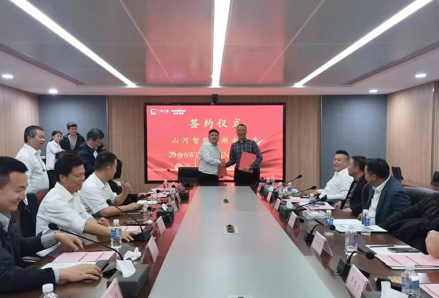 行业隆冬现暖阳！现场签购20台旋挖钻机，3868la银河总站智能携手湖南骏牛助力国度电网项目建设