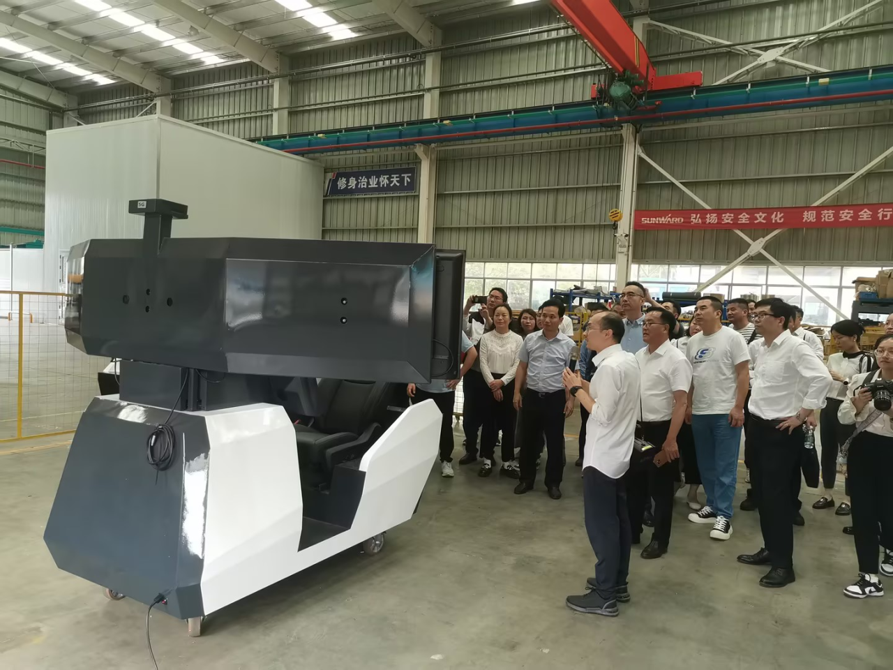 湘潭市工信局带队光临3868la银河总站智能发展智能造作现场观摩互换活动