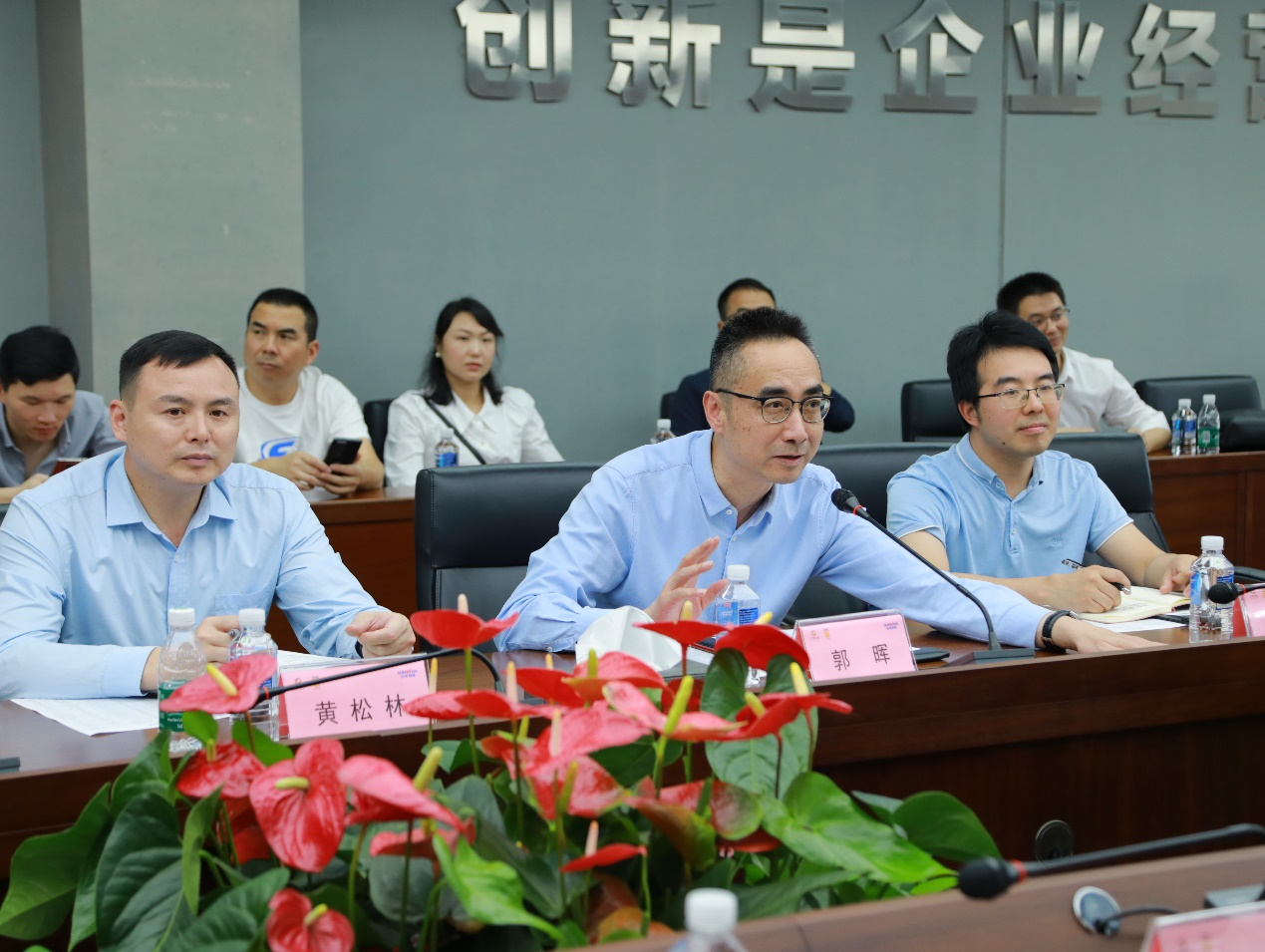 湘潭市工信局带队光临3868la银河总站智能发展智能造作现场观摩互换活动