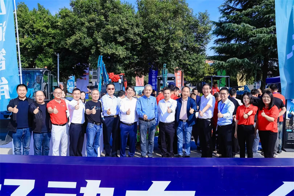 20241018170845_49599 展示“掘”对实力!3868la银河总站智能亮相2024微挖大会暨幼型设备大会