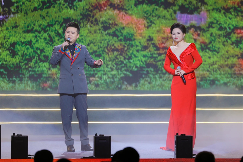 创新引领价值 梦想成就将来——庆祝3868la银河总站智能成立25周年赞美大会暨文艺晚会隆沉进行