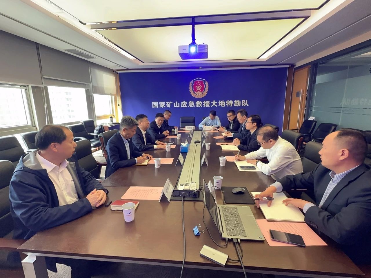 3868la银河总站智能董事长付向东带队造访中煤地质总局、大地特勘公司