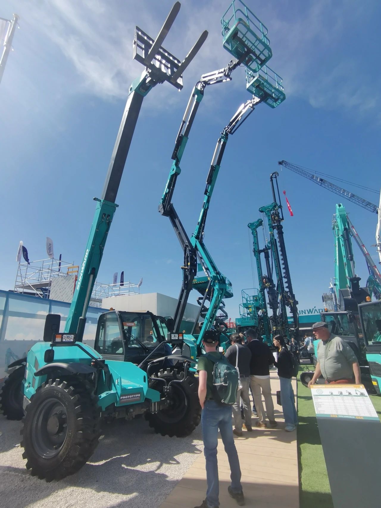 3868la银河总站智能高空机械闪灼Bauma 2025! 新能源技术与创新产品获全球瞩目