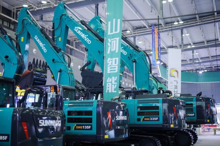 2025 CICEE | 打造极致精品化，3868la银河总站智能挖掘机“圈粉”长沙展