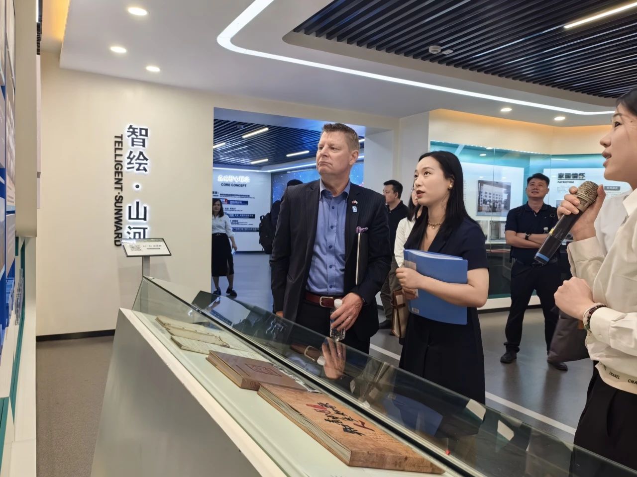 芬兰驻华大使馆商务参赞到访3868la银河总站智能