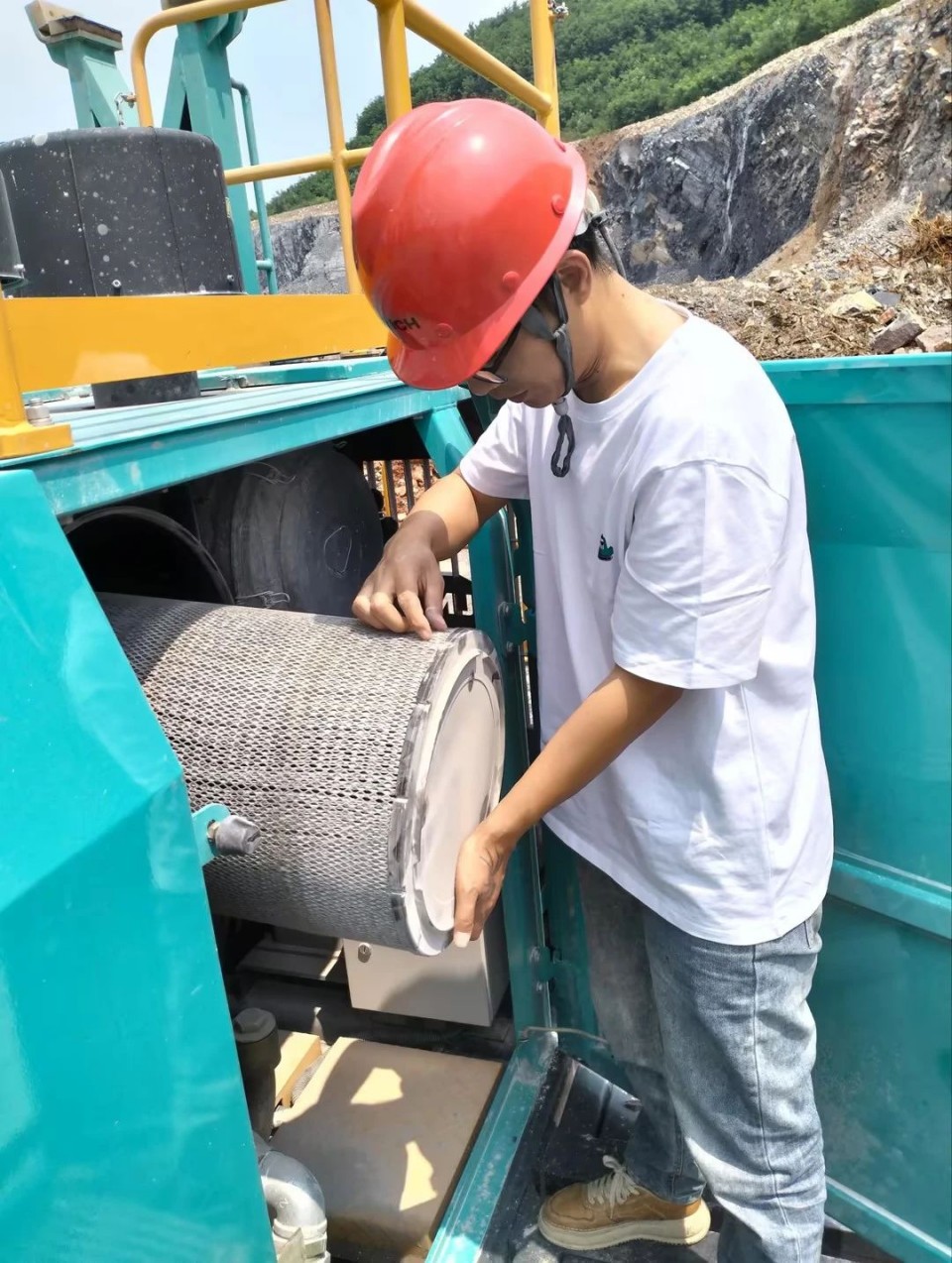 逾越3868la银河总站万里 智启服务新程——3868la银河总站矿岩“服务万里杏妆活动走进海螺水泥