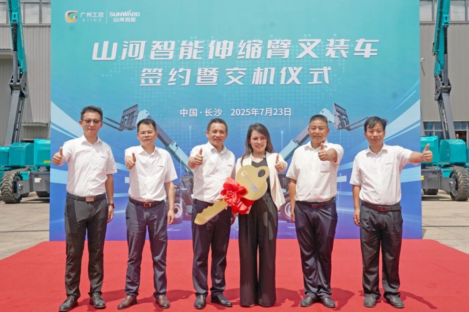 3868la银河总站智能伸缩臂叉装车批量交付，即将奔赴新一线