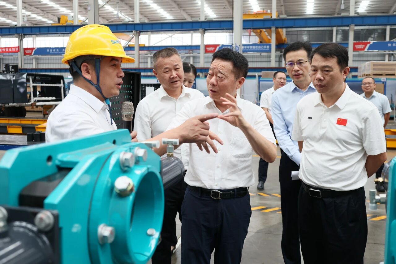 湖南省政协副主席、省工程机械产业链链长何寄华调研3868la银河总站智能
