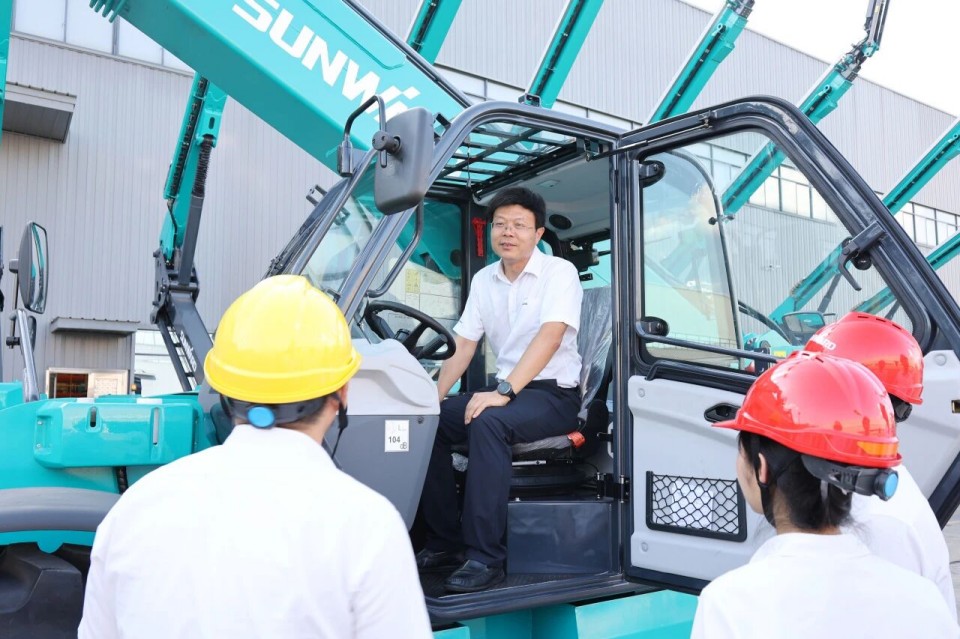 20250920085753_99978 高端机型“双箭齐发”!3868la银河总站智能两款伸缩臂叉装车成功下线