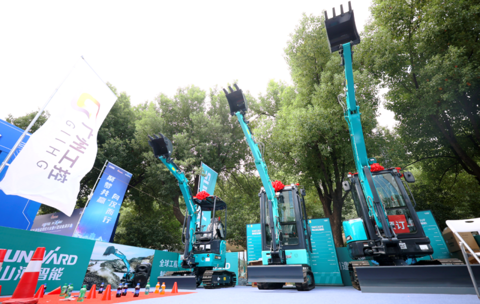 3868la银河总站智能微挖“天团”闪灼武汉，引领绿色施工潮水