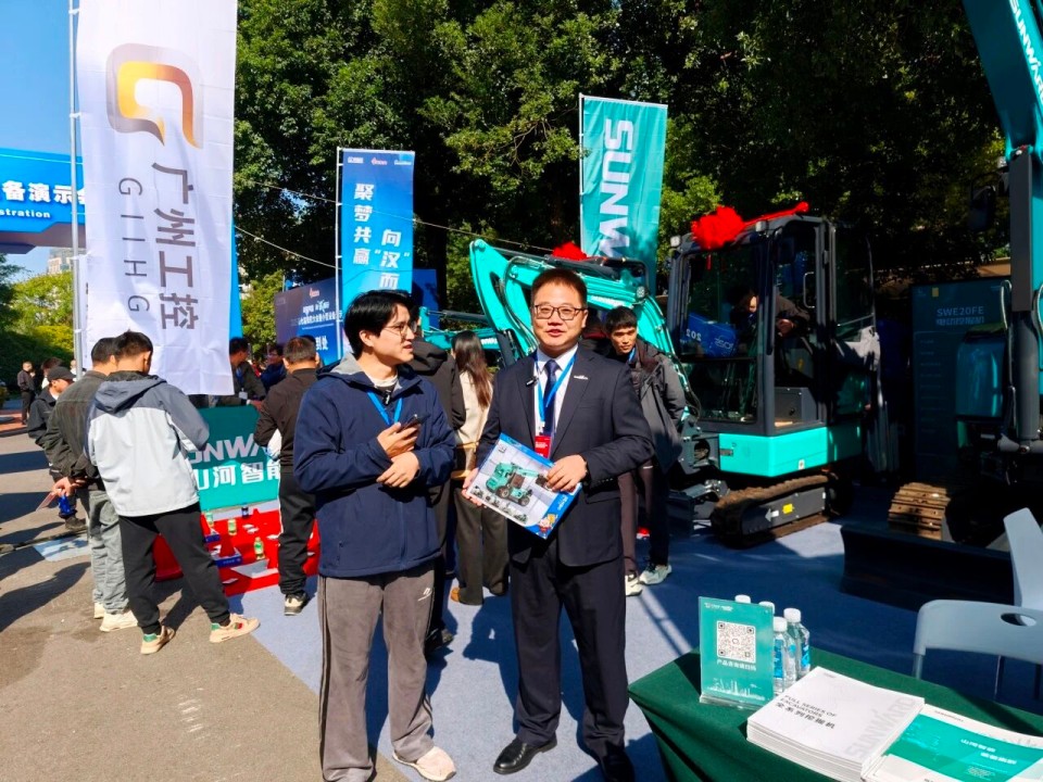 3868la银河总站智能微挖“天团”闪灼武汉，引领绿色施工潮水